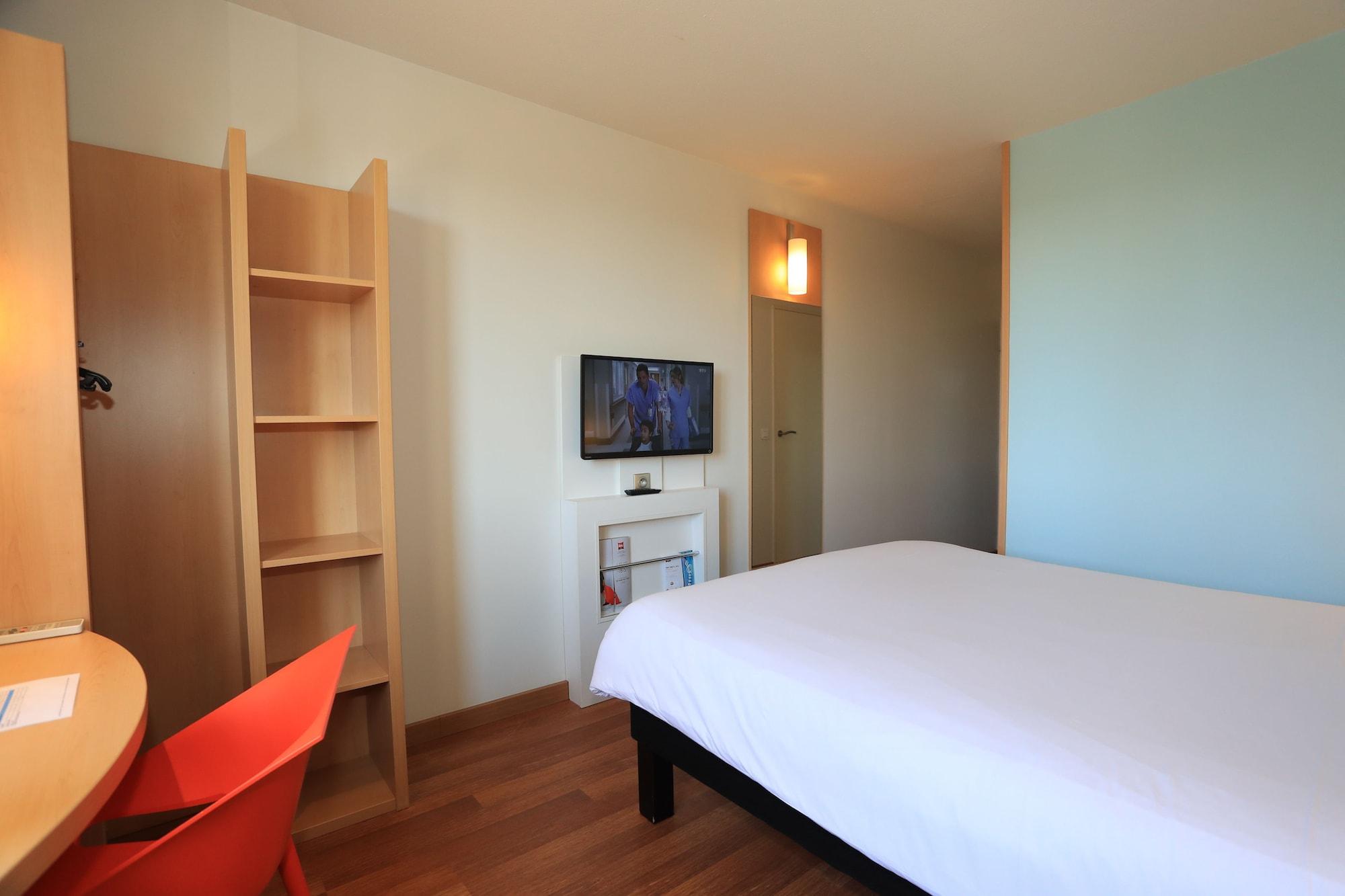 Ibis Aurillac Buitenkant foto