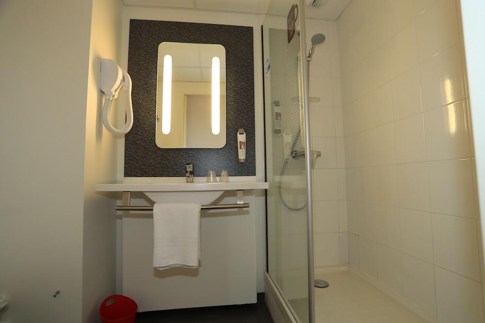 Ibis Aurillac Buitenkant foto