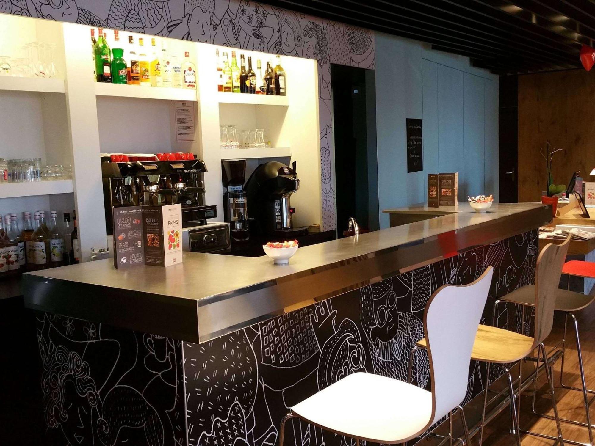Ibis Aurillac Buitenkant foto