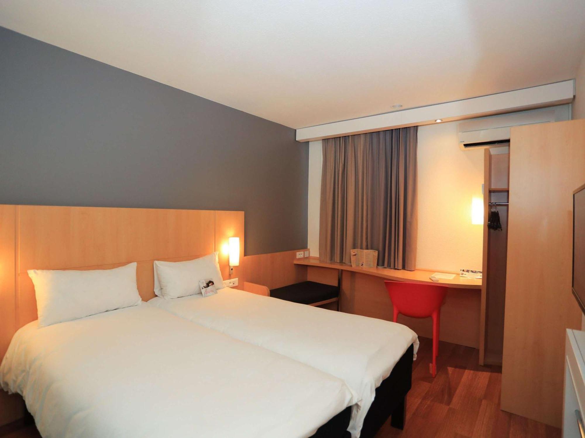Ibis Aurillac Buitenkant foto