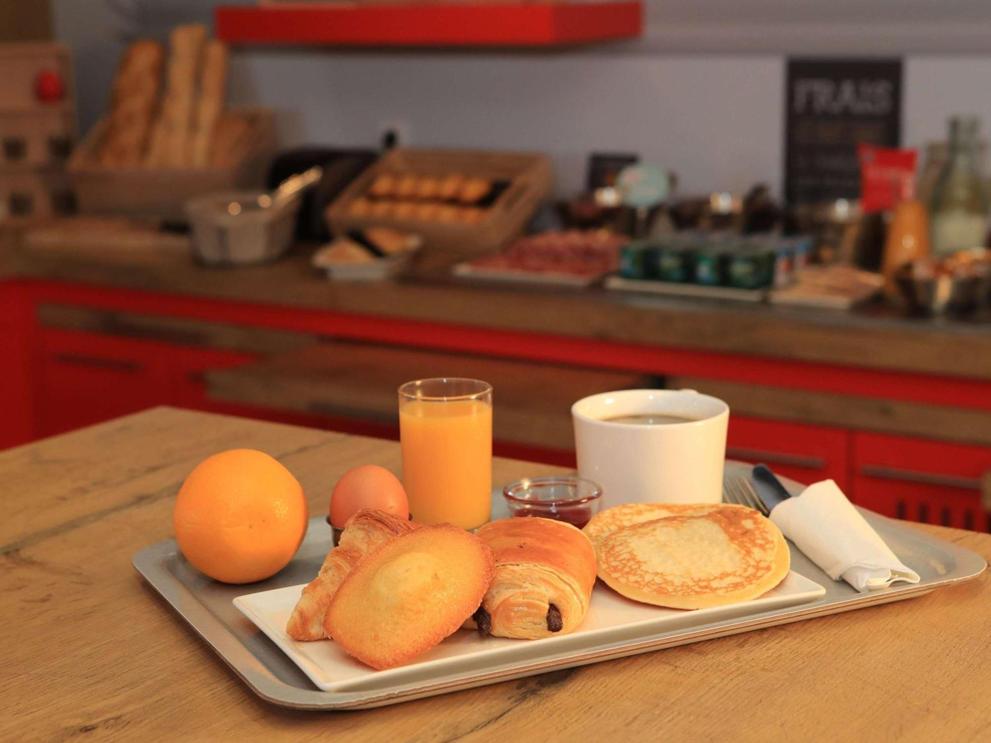 Ibis Aurillac Buitenkant foto