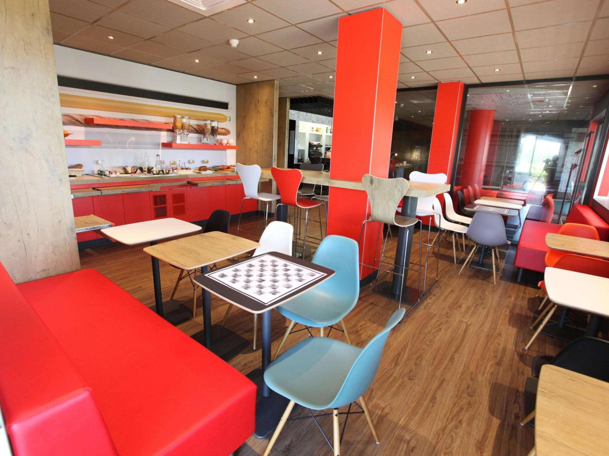 Ibis Aurillac Buitenkant foto