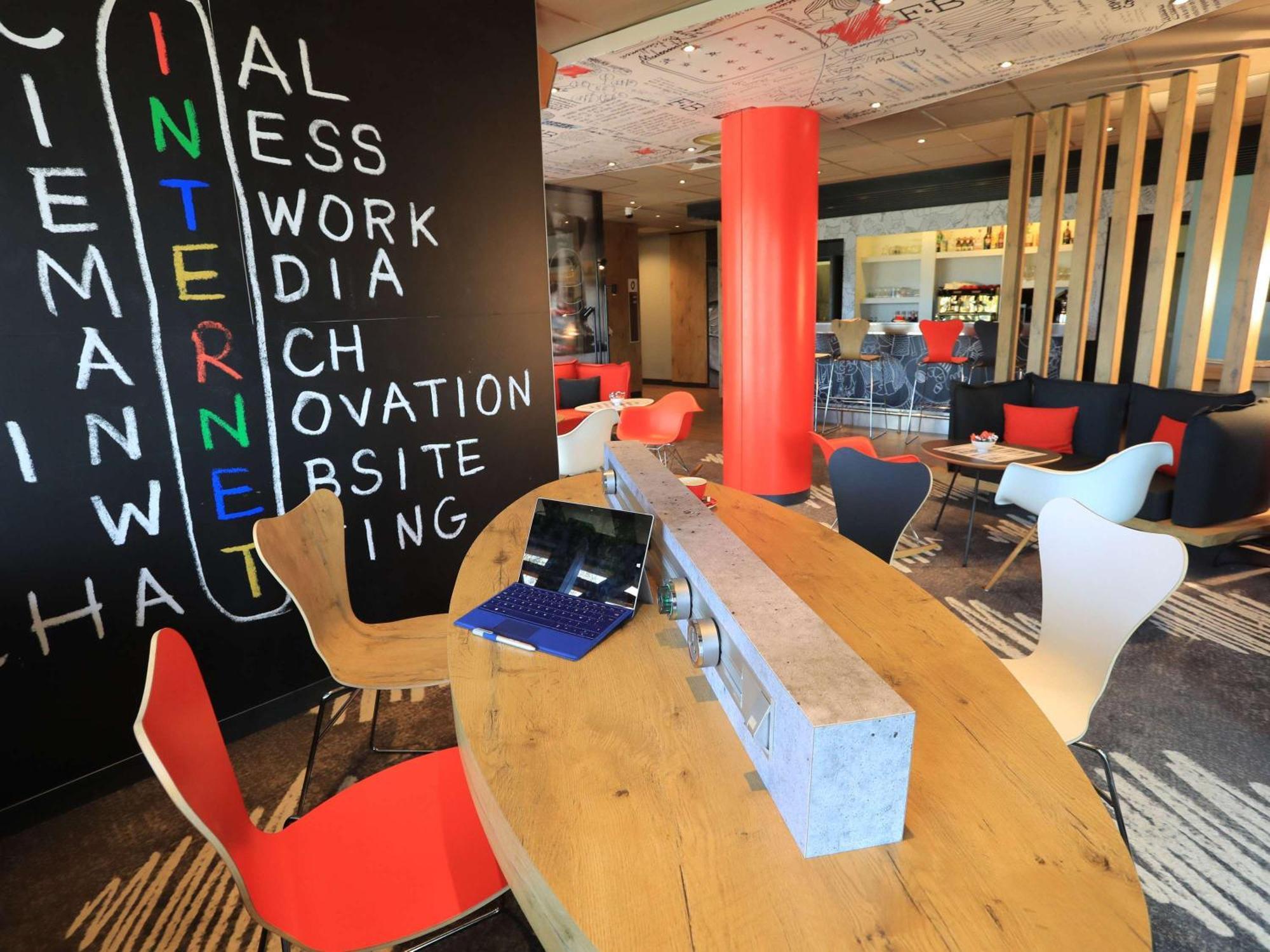 Ibis Aurillac Buitenkant foto