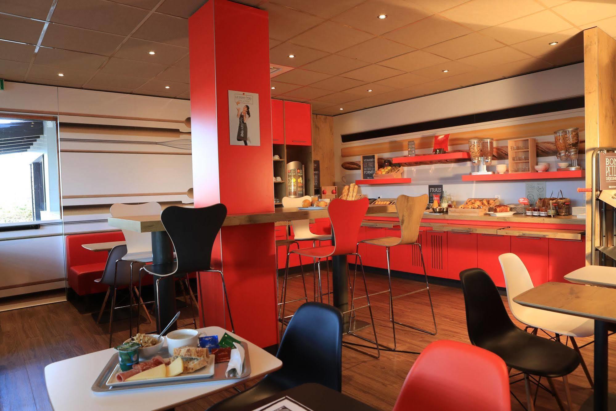 Ibis Aurillac Buitenkant foto