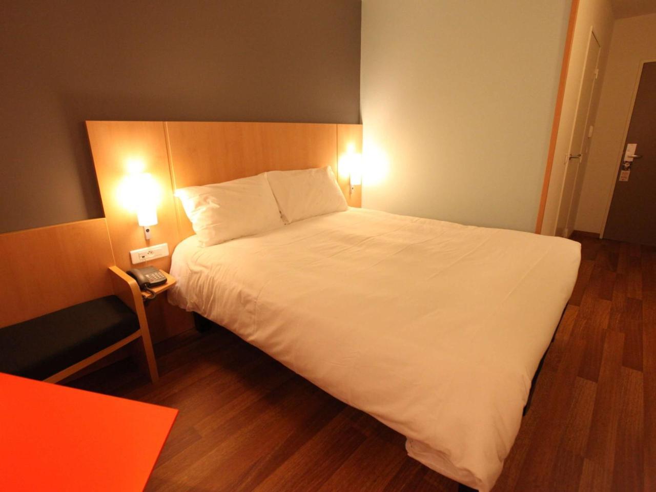 Ibis Aurillac Buitenkant foto