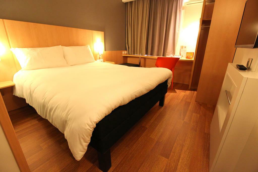 Ibis Aurillac Buitenkant foto